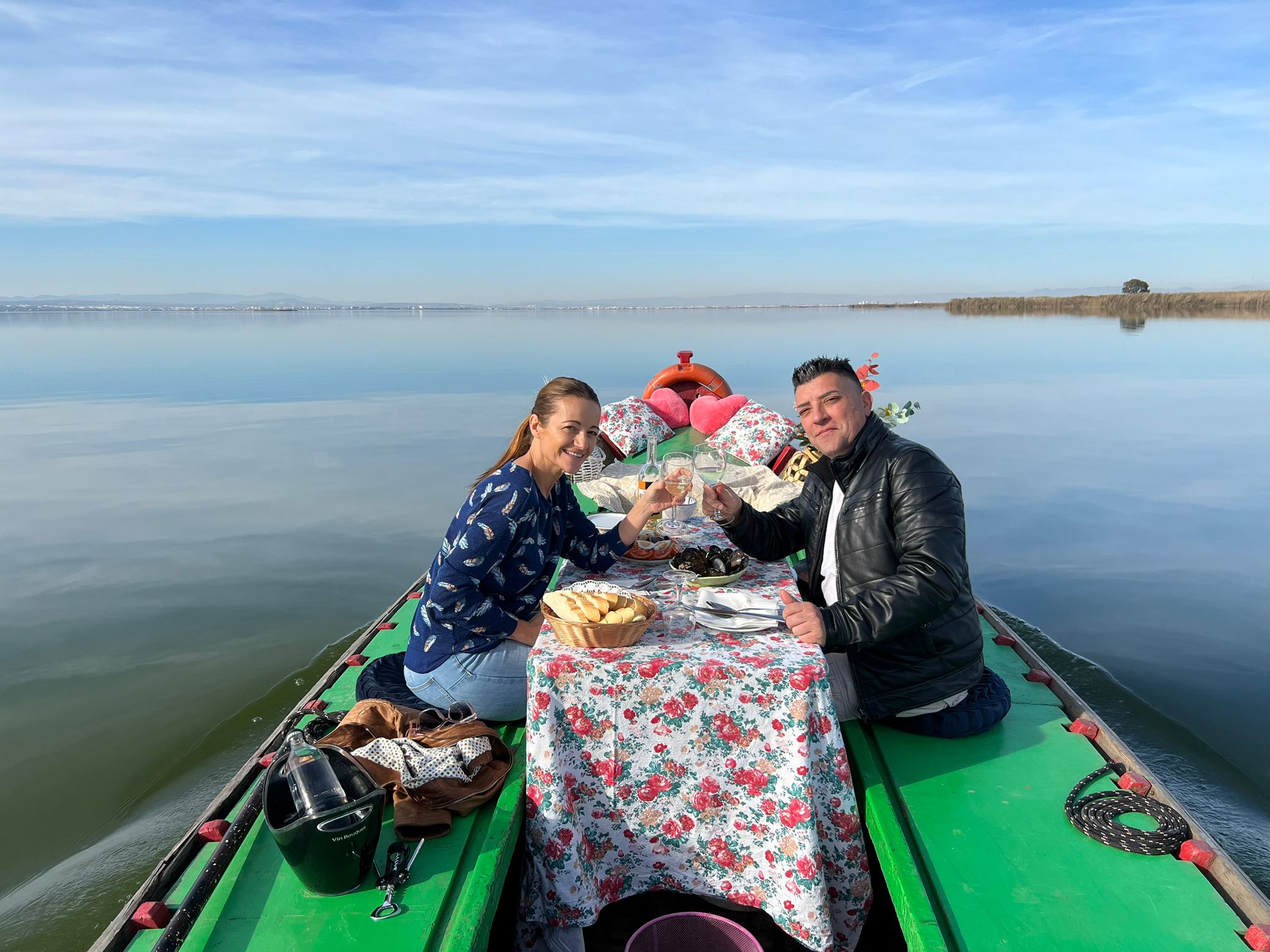 Pareja brindando en barca en la Albufera