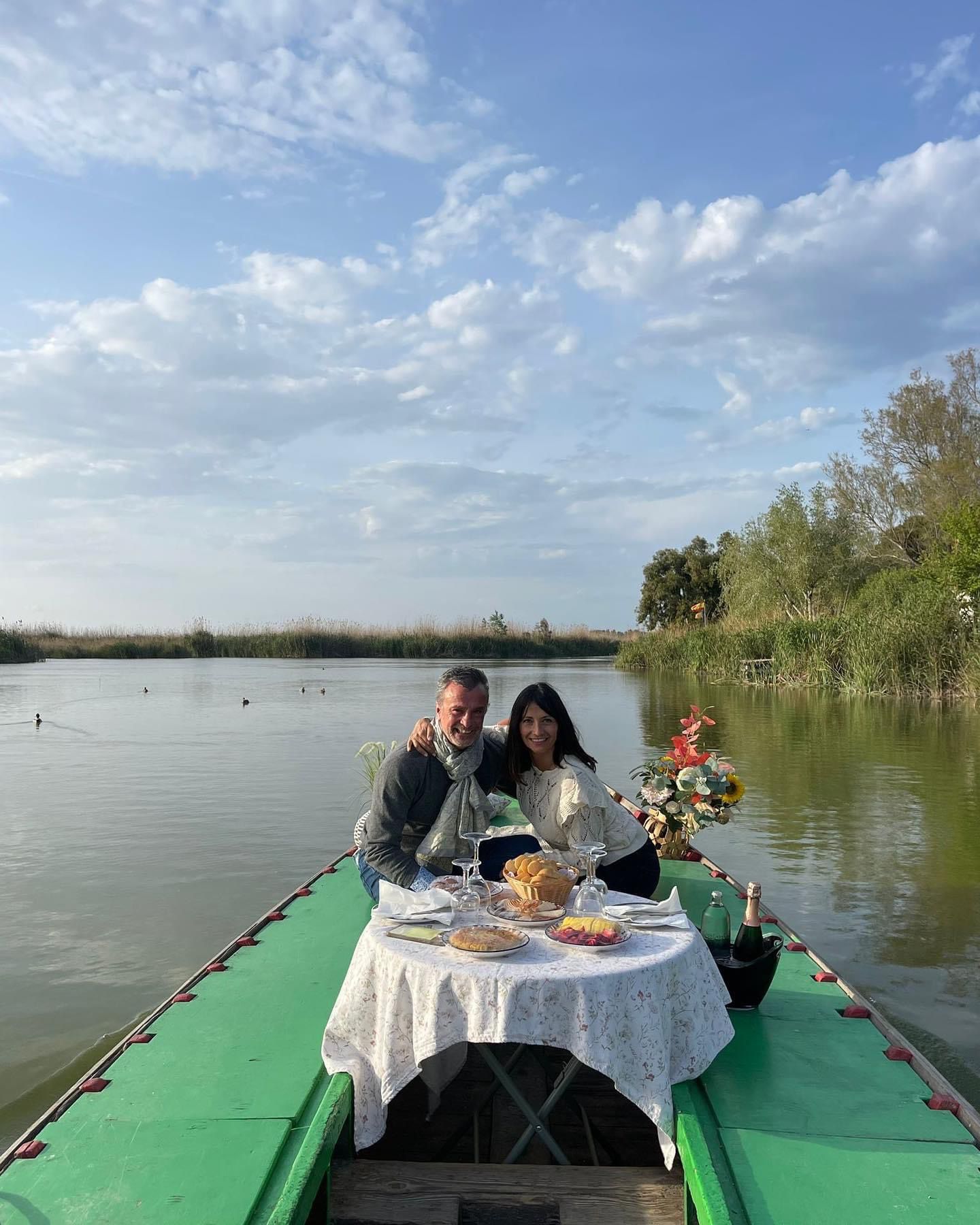 Cena romántica en barca por el canal