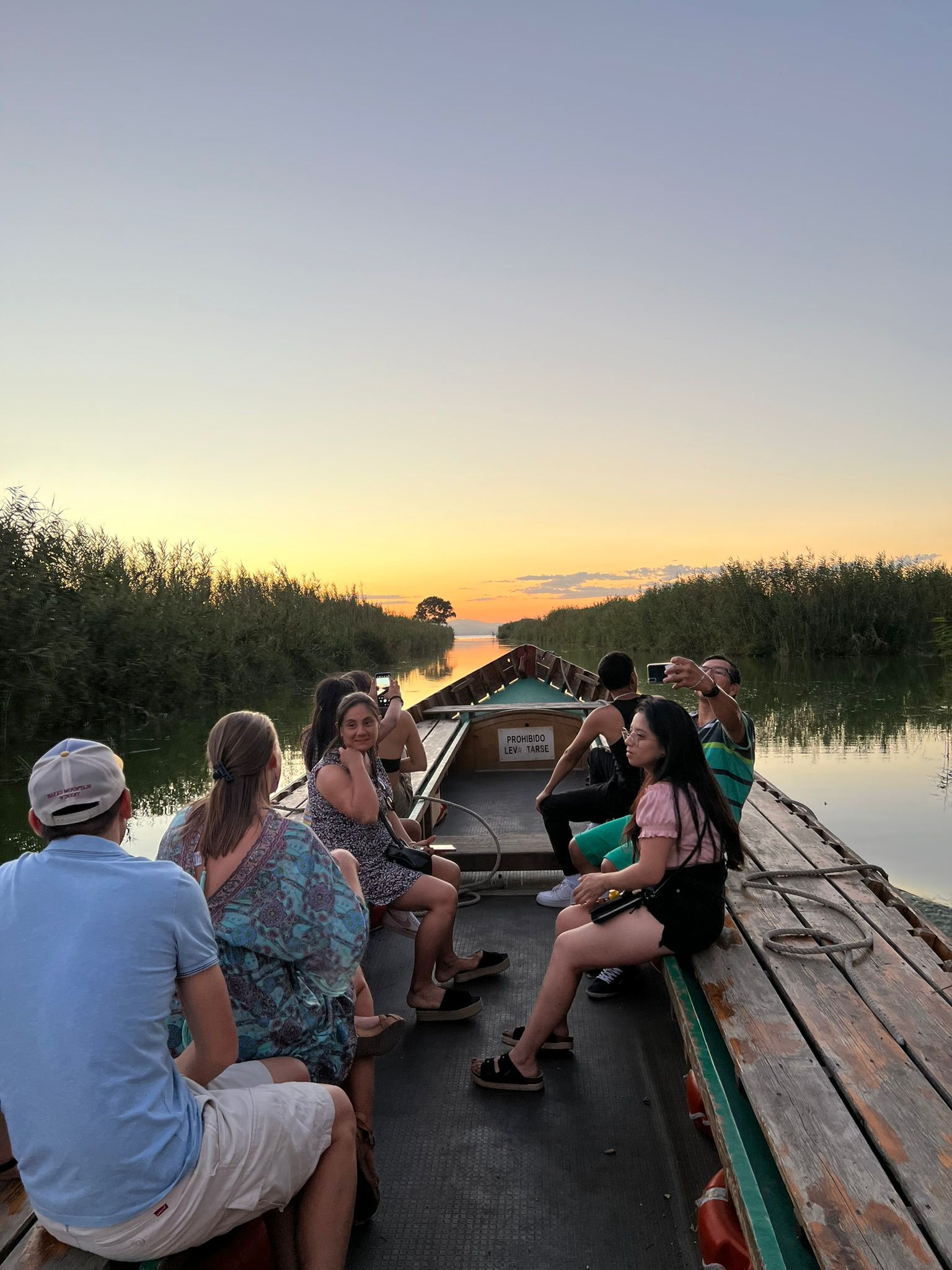 Grupo disfrutando el atardecer en barca